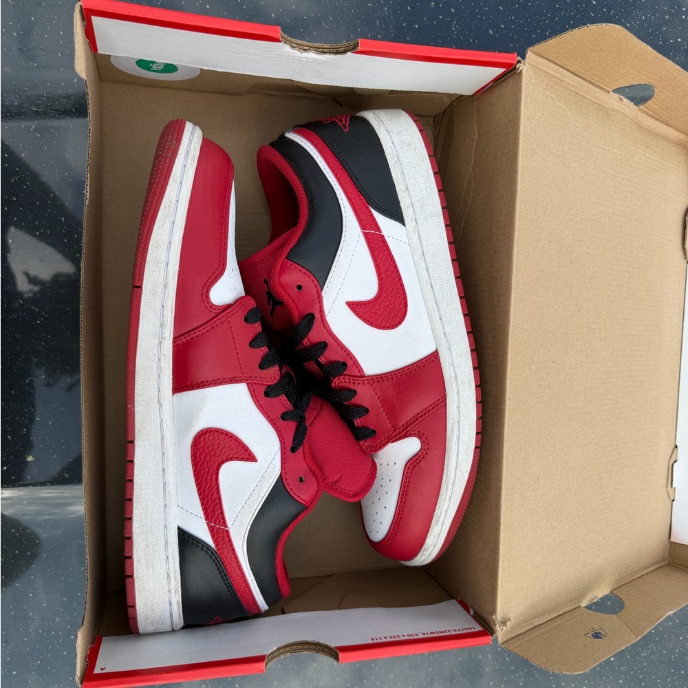 Air Jordan 1 Low `Reverse Black Toe’